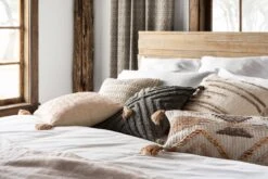 P0832 NATURAL / STONE -Loloi Rugs P086P0832NASNPIL3 5Broomscene hidden 5D 3