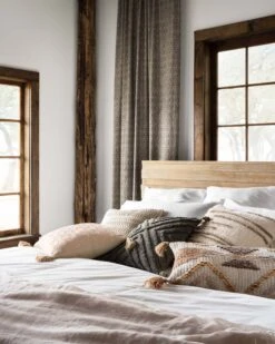 P0832 NATURAL / STONE -Loloi Rugs P086P0832NASNPIL3 5Broomscene 5D 2